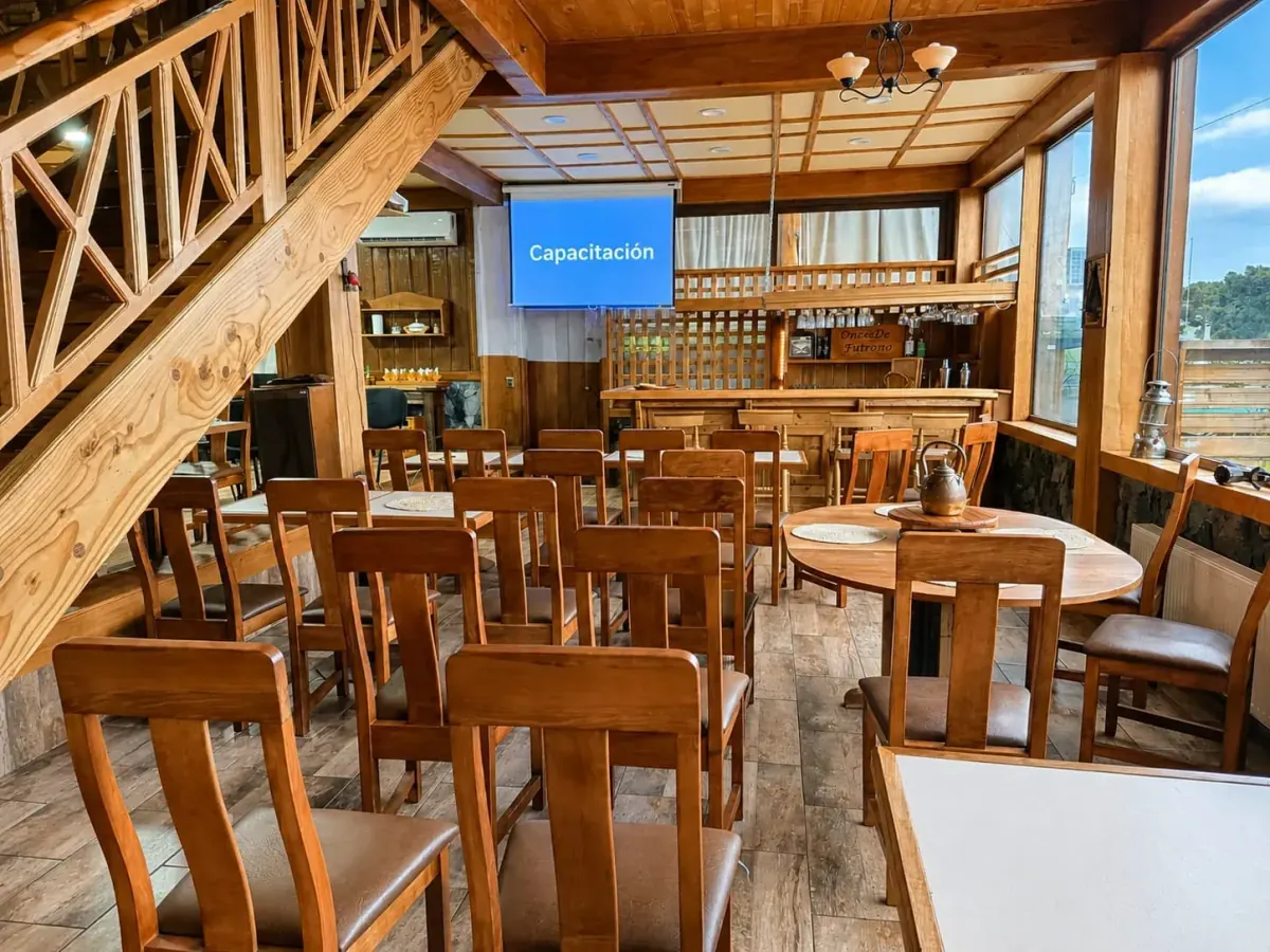 Comedor acogedor con mesas preparadas para el desayuno y ambiente familiar